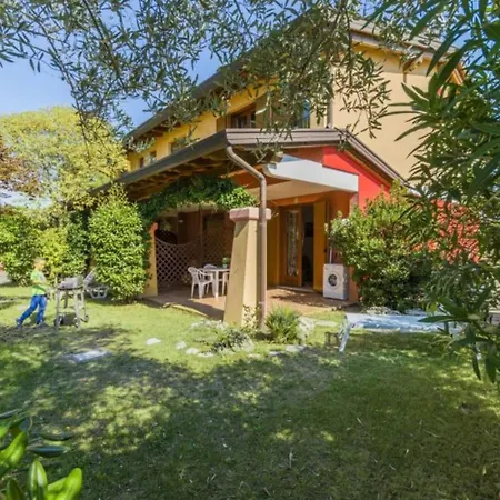 Cozy House With Shared Garden ビビオーネ