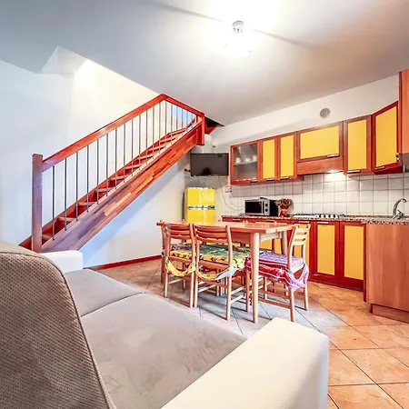 Cozy House With Shared Garden Apartment