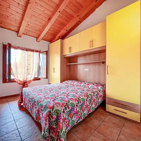 Cozy House With Shared Garden Бібіоне