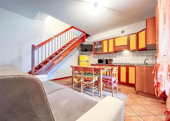 Cozy House With Shared Garden Apartment